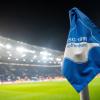 Eine Eckfahne mit dem Logo der TSG 1899 Hoffenheim steht im Stadion.