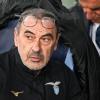 Roms Trainer Maurizio Sarri sitzt auf der Bank.
