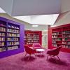 Die Sitzgelegenheiten und die Möglichkeiten zum Austausch sind für moderne Büchereien immer wichtiger geworden. Ein Blick in die Stadtbücherei Hanau, die von Schrammel Architekten geplant worden ist.