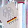 Ein Grundgesetz steckt in einem Bücherregal. Das Grundgesetz der Bundesrepublik feiert in diesem Jahr seinen 75. Geburtstag.