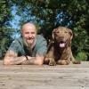 Mensch und Tier müssen beim Hundetraining ein gutes Team ergeben, sagt Hundetrainer Holger Schüler. Mit im Bild sein Hund Dakota.