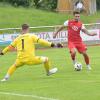 Thannhausens Ahmet Cam erzielte ein Tor, scheiterte in dieser Szene aber an Ichenhausens Torwart Hasib Peco. Der stand in diesem Kreisliga-Duell in mehrerlei Hinsicht im Mittelpunkt.