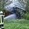 Bei einem Brand im Unterallgäuer Fellheim am Mittwoch ist eine Holzhütte zerstört worden.
