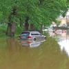 Das Hochwasser in Mühlried überschwemmte die Straßen und riss Autos mit. 