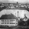 Gasthaus und im Hintergrund die Brauerei von Seifertshofen beim Erwerb durch Johann Keller im Jahr 1931.