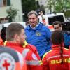 Bayerns Ministerpräsident Markus Söder (M, CSU) spricht zu Einsatzkräften verschiedener Rettungsdienste.