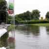 Auf der Rasenfläche vor dem Segmüller-Markt steht das Wasser.