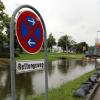 Sandsäcke sollen verhindern, dass das Wasser auf die Fahrbahn überläuft.