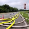 Hunderte Meter lang sind die Schlauchverbindungen der Feuerwehren teilweise, um die Wassermassen abzupumpen.