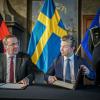 Bundesverteidigungsminister Boris Pistorius und sein schwedischer Amtskollege Pal Jonson unterzeichnen in Stockholm im Schloss Karlberg ein Dokument für eine weiter vertiefte militärische Zusammenarbeit.