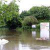 Der hintere Parkplatz beim Fachmarktzentrum steht unter Wasser.