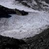 Eine Gruppe von Wanderern wandert auf dem Jamtalferner-Gletscher bei Galtür.