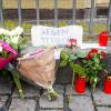 Kerzen, Blumen und ein Blatt Papier mit der Aufschrift «Gegen Terror» stehen am Tatort auf dem Mannheimer Marktplatz.