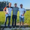 Die erfolgreichsten Piloten des Stillberghof-Vergleichsfliegens: Sieger Stefan Langer (Mitte) mit dem Zweitplatzierten David Bauder (rechts) und dem Dritten John Bartels (links). 