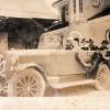 Fanni Grohmann war die erste Autofahrerin in Geltendorf. Das Foto zeigt sie auf dem Salcher-Anwesen unter anderem mit ihrem Bruder Josef Salcher, der das Auto startet.