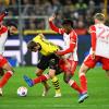 Dortmunds Julian Ryerson (2.v.l) in Aktion gegen Münchens Spieler Noussair Mazraoui (l-r), Kingsley Coman und Konrad Laimer.