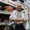 Datteln sind im Supermarkt Hüdaverdi von Ömer Yilmaz während des Ramadans besonders beliebt.