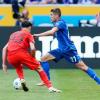 Münchens Aleksandar Pavlovic (l) und Hoffenheims Andrej Kramaric kämpfen um den Ball.