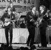 Die Beatles, von links: George Harrison, Paul McCartney, John Lennon und im Hintergrund am Schlagzeug Ringo Starr, treten 1966 im Circus Krone-Bau auf.
