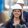 Annalena Baerbock (Bündnis 90/Die Grünen, M), Außenministerin, gibt bei ihrem Besuch des Heizkraftwerkes Cottbus ein Pressestatement ab.