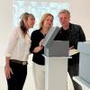 Die aktuelle Ausstellung des Augsburger Stadtarchivs präsentiert Archivboxen, in denen Kunst zu finden ist, von links die Künstlerin Bea Schmucker, Stadtarchivleiterin Kerstin Lengger und der Künstler Christofer Kochs.