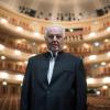 Dirigent Daniel Barenboim steht im Saal der Staatsoper.