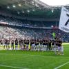 Mönchengladbach feiert nach dem Unentschieden gegen Frankfurt den Verbleib in der Bundesliga.