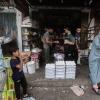 Menschen kaufen auf einem Markt im Gazastreifen Lebensmittel ein. Nach acht Monaten Krieg liegt die Arbeitslosigkeit im Gazastreifen nach einer neuen Analyse bei 79,1 Prozent.