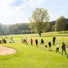 Jung und Alt kommen auf dem Golfplatz bei Burgwalden zusammen. Kinder ab fünf Jahren können der Jugend beitreten. Und auch Erwachsene jeden Alters können auf dem Golfplatz spielen. 