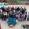 Trotz der ungewissen Wetterlage fanden sich gut 60 Helfer beim Treffen an der Gemeinde ein.