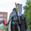 Eine Statue von George Washington ist mit einer palästinensischen Flagge versehen. Studenten der George-Washington-Universität üben Protest gegen den Krieg zwischen Israel und der Hamas.