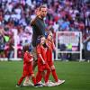 Münchens Harry Kane geht mit Kindern nach dem Spiel auf dem Spielfeld.