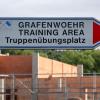„Grafenwoehr Training Area, Truppenübungsplatz“ steht vor dem Gelände des Truppenübungsplatzes Grafenwöhr.