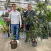 Kevin Hierl (links) hat mit seiner Büropflanze unseren Wettbewerb gewonnen und bekommt nun frisches Grün von Gärtner Stephan Häntsche.