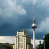 Dunkle Regenwolken sind über dem Fernsehturm zu sehen. Mit Gewittern und heftigen Regenfällen beginnt die Woche in Berlin und Brandenburg.