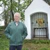 Paul Schmidhofer vor der St. Rasso Kapelle. Dem Heiligen aus Untermühlhausen hat Schmidhofer eine Chronik gewidmet.