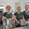Die guten Seelen in der Küche: Gloria Hagenbusch (von links), Susanne Kischkat und Daniela Hagenbusch zaubern jeden Tag ein leckeres Essen für die Kinder aus den Töpfen.