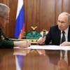 Kremlchef Wladimir Putin bespricht sich mit Verteidigungsminister Sergej Schoigu (l).