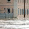 Wasser wird über eine mobile Hochwasserschutz-Wand aus dem Kloster Weltenburg zurück in die Donau gepumpt.