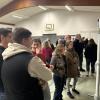 Etwa 100 Bürgerinnen und Bürger kamen zur Präsentation des Gemeindeentwicklungskonzepts und drängten sich um die Schautafeln in der TSV-Turnhalle in Holzheim. 