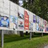 In eineinhalb Wochen findet die Europawahl statt. Beim Bayertor in Landsberg sind Plakate mehrerer Parteien angebracht.