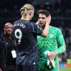 City-Star Erling Haaland (l) bedankt sich bei Torwart Stefan Ortega.