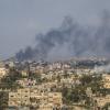 Über Gaza-Stadt steigt dichter Rauch infolge von israelischen Angriffen auf.