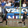 Osnabrücks Lukas Kunze (r) jubelt nach seinem Treffer zur 1:0-Führung in Hamburg.