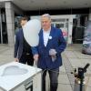 Dietmar Glater präsentierte vor der Hochzeitsmesse im Sendener Bürgerhaus seine Alternative zu Luftballons: Seine Schaumherzen steigen in die Luft – lösen sich aber einfach auf.