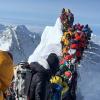 Bergsteiger und Bergführer stehen am 21. Mai zwischen dem Südgipfel und der Hillary-Stufe des Mount Everest im Stau.