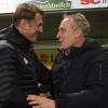 Trainer Ralph Hasenhüttl (l) von Leipzig und Trainer Christian Streich (r) von Freiburg umarmen sich vor der Partie.