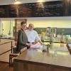 Sabine Simon und Markus Egger bei der Planung: Das Paar betreibt das Restaurant Gänsweid in Wertingen.