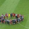 Der Düsseldorfer Trainer Daniel Thioune (M) spricht auf dem Spielfeld mit seinen Spielern.