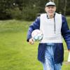 Wolfgang Sandhowe, Trainer bei TuS Makkabi, auf dem Spielfeld in der Julius-Hirsch-Sportanlage.